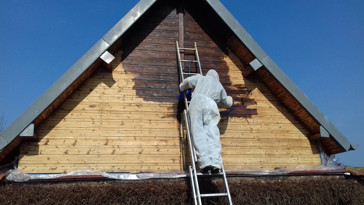 Application de lasure protectrice sur un pignon en bois